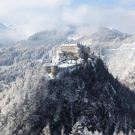 Haus Biechl Mit Blick Auf Die Burg Hohenwerfen Pfarrwerfen Exterior photo