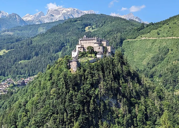 Haus Biechl Mit Blick Auf Die Burg Hohenwerfen