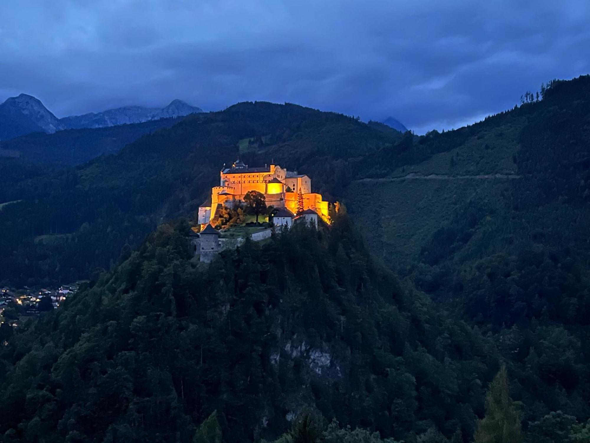 Haus Biechl Mit Blick Auf Burg Hohenwerfen Apartment Pfarrwerfen