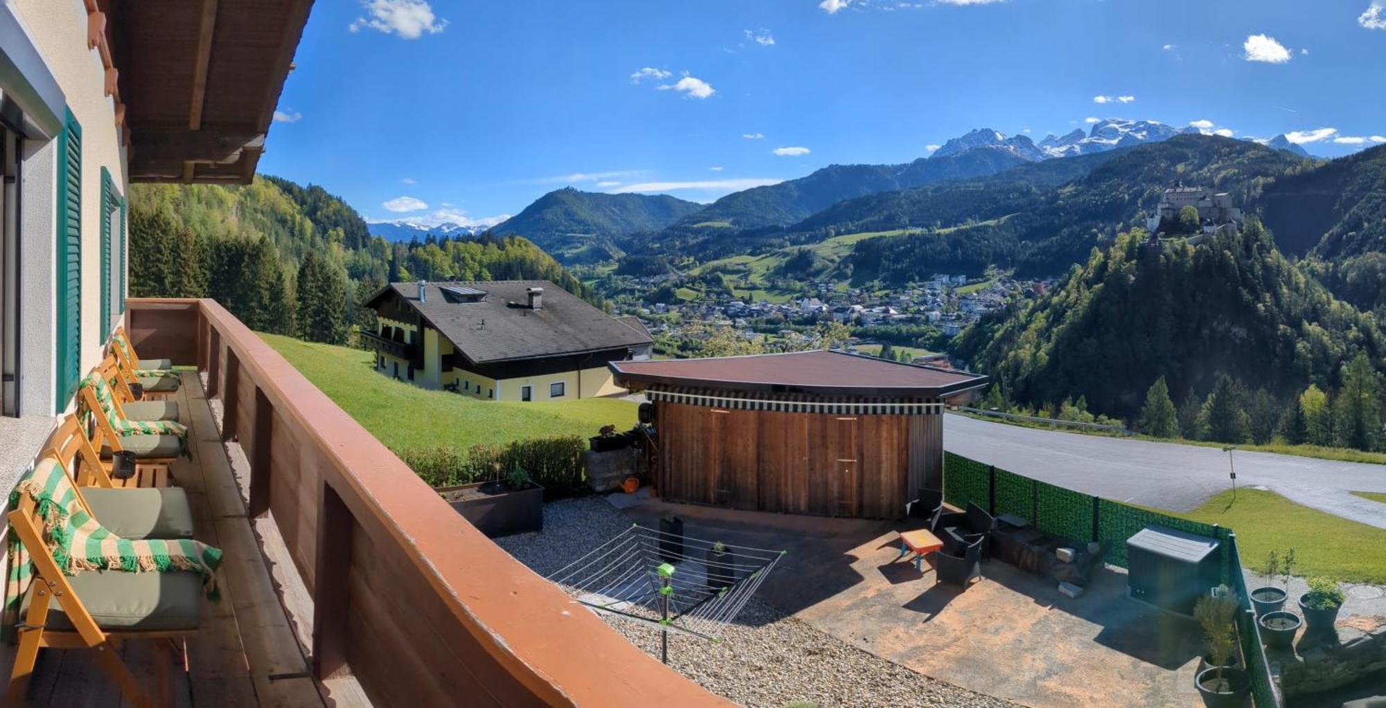Haus Biechl Mit Blick Auf Burg Hohenwerfen