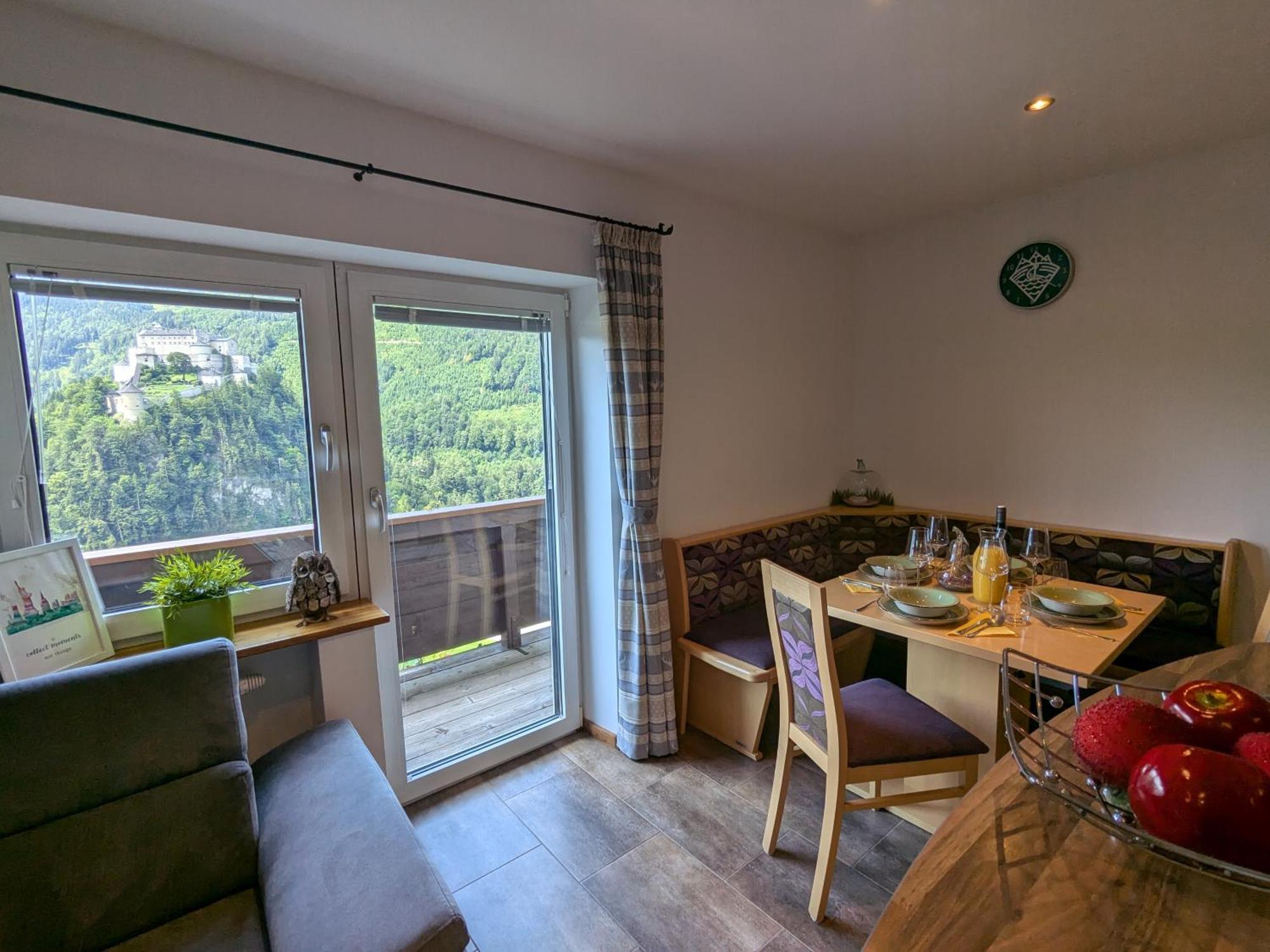 Haus Biechl Mit Blick Auf Burg Hohenwerfen Apartment