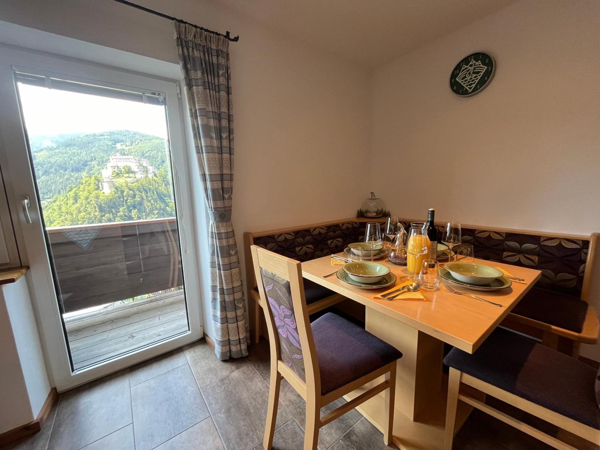Apartment Haus Biechl Mit Blick Auf Burg Hohenwerfen