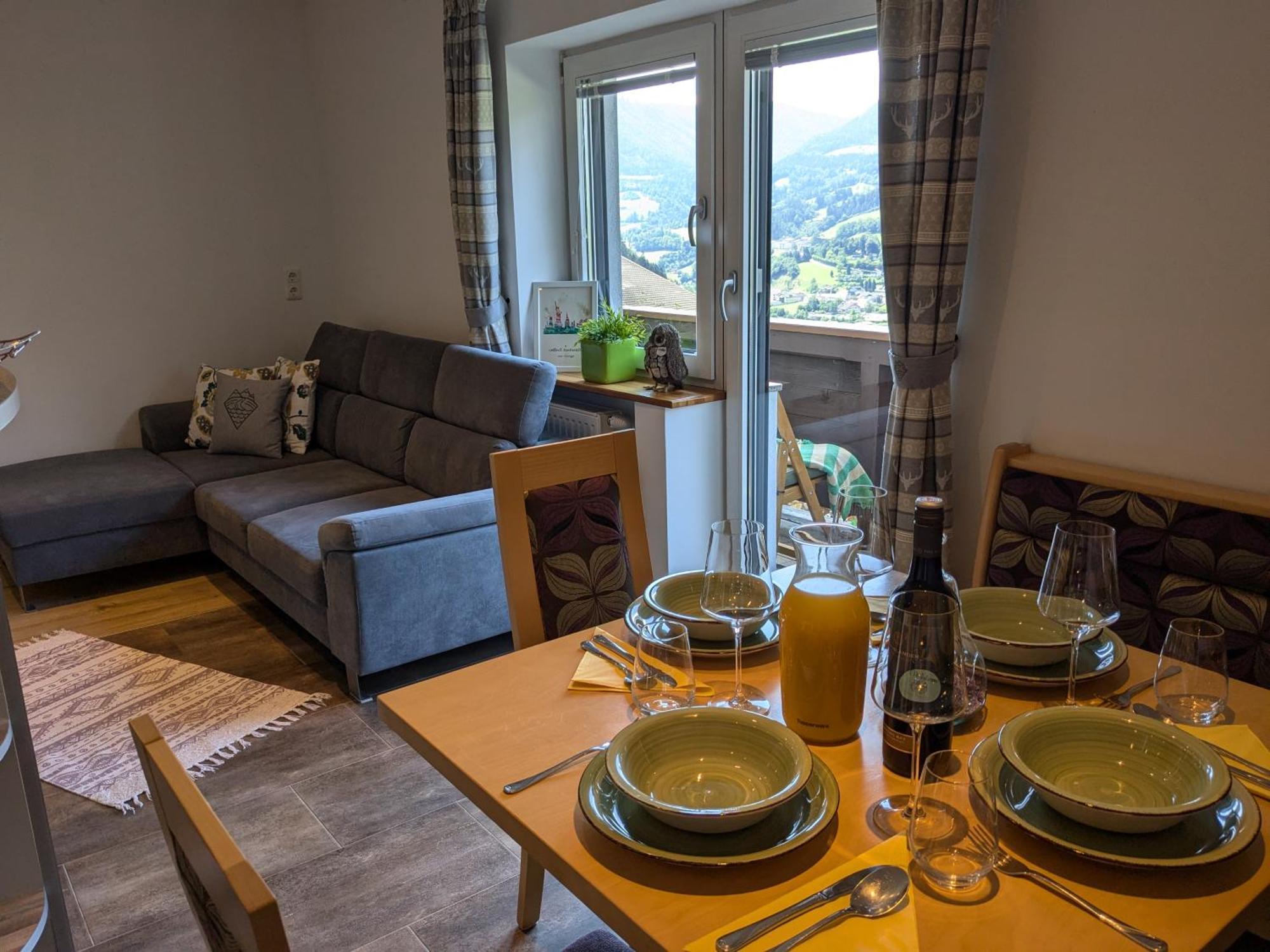 Haus Biechl Mit Blick Auf Burg Hohenwerfen
