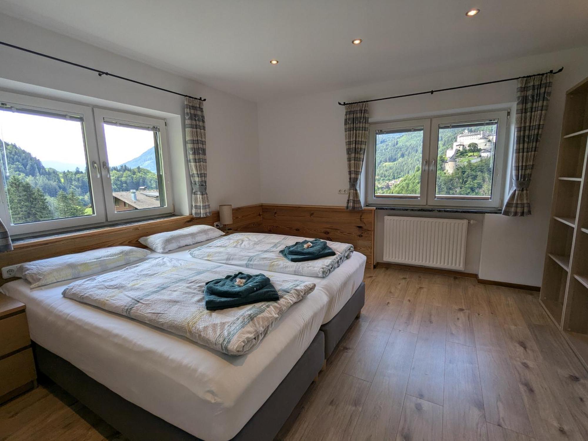 Apartment Haus Biechl Mit Blick Auf Burg Hohenwerfen *