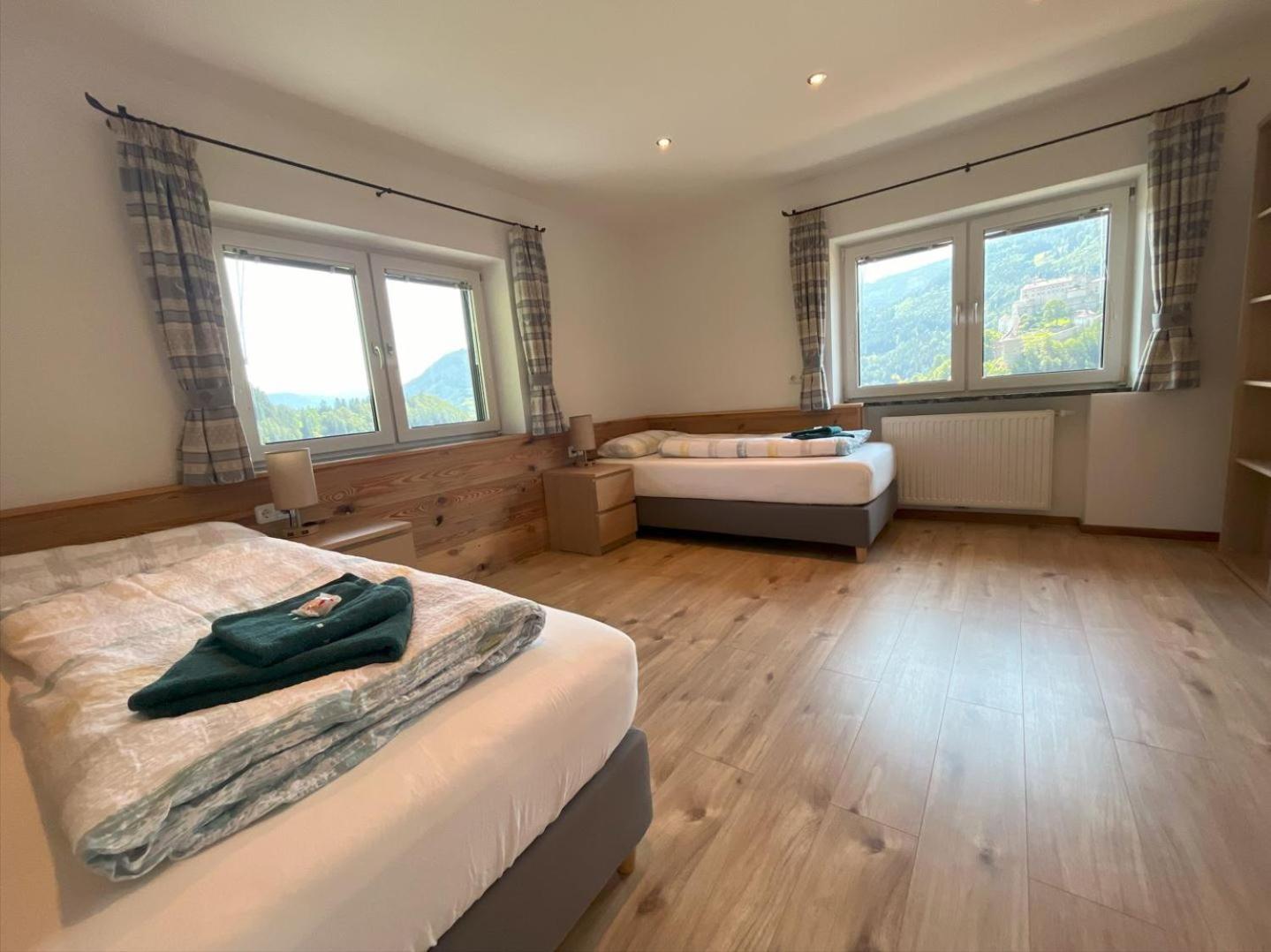 Apartment Haus Biechl Mit Blick Auf Burg Hohenwerfen Pfarrwerfen